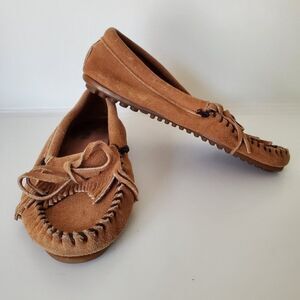 Minnetonka brown suede leather moccasin flats